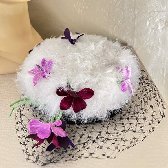PRECIOUS 1950s\' WHITE FEATHER TAM - BLACK VELVET EDGING & PURPLE  \